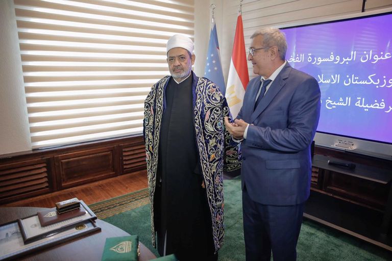 منح شيخ الأزهر الدكتوراه الفخرية من أكاديمية أوزبكستان الإسلامية 
