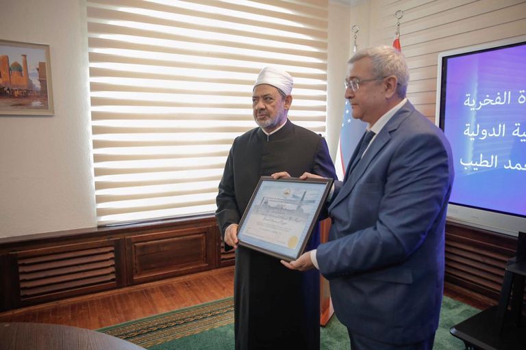 منح شيخ الأزهر الدكتوراه الفخرية من أكاديمية أوزبكستان الإسلامية 