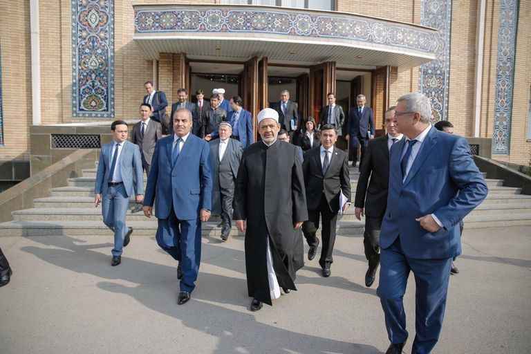 منح شيخ الأزهر الدكتوراه الفخرية من أكاديمية أوزبكستان الإسلامية 