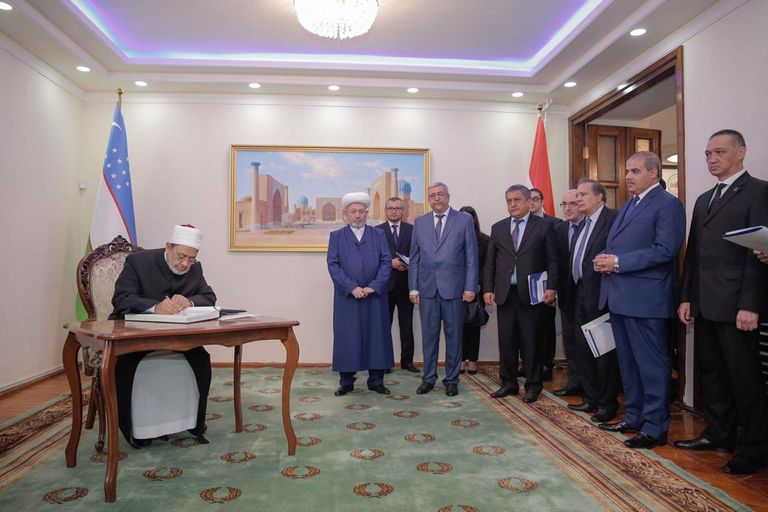 منح شيخ الأزهر الدكتوراه الفخرية من أكاديمية أوزبكستان الإسلامية 