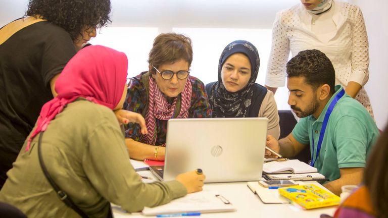 مصممة الأزياء الإیطالیة مارینا سبادافورا تتابع ما انجزه بعض الشباب خلال ورشة العمل إنتاج مبشر للقطن المصري في محافظة دمياط شمال القاهرة