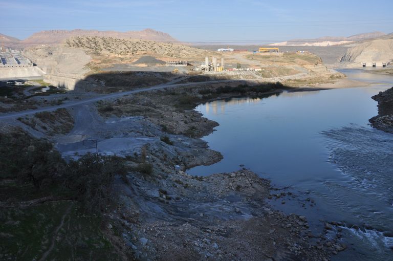 قرى تركية تغمرها المياه مع بدء ملء خزان سد إليسو