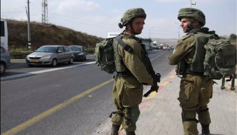 جنود إسرائيليون بموقع حادث الطعن بالضفة الغربية