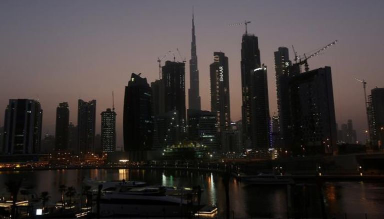 الإمارات توفر أجواء عمل مثالية للوافدين