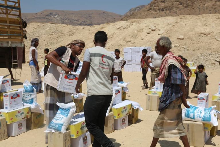 مساعدات غذائية إماراتية للأسر الفقيرة بحضرموت