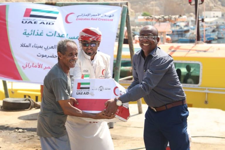 مساعدات غذائية إماراتية للأسر الفقيرة بحضرموت