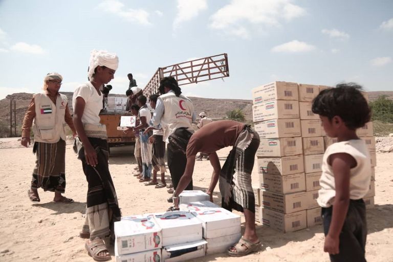 مساعدات غذائية إماراتية للأسر الفقيرة بحضرموت