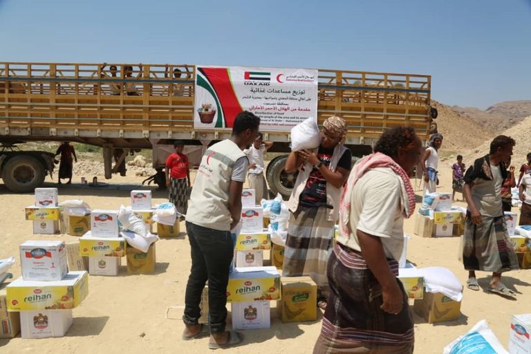 مساعدات غذائية إماراتية للأسر الفقيرة بحضرموت