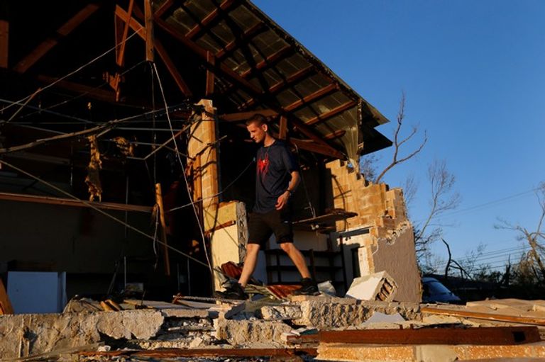 الإعصار مايكل يخلف أضرارا كبيرة في بلدة مكسيكو بيتش