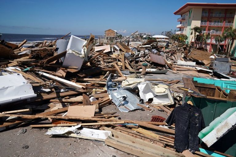 الإعصار مايكل يخلف أضرارا كبيرة في بلدة مكسيكو بيتش