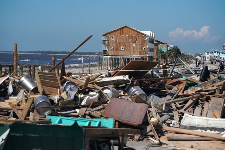 الإعصار مايكل يخلف أضرارا كبيرة في بلدة مكسيكو بيتش