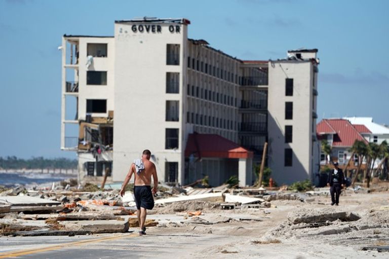 الإعصار مايكل يخلف أضرارا كبيرة في بلدة مكسيكو بيتش