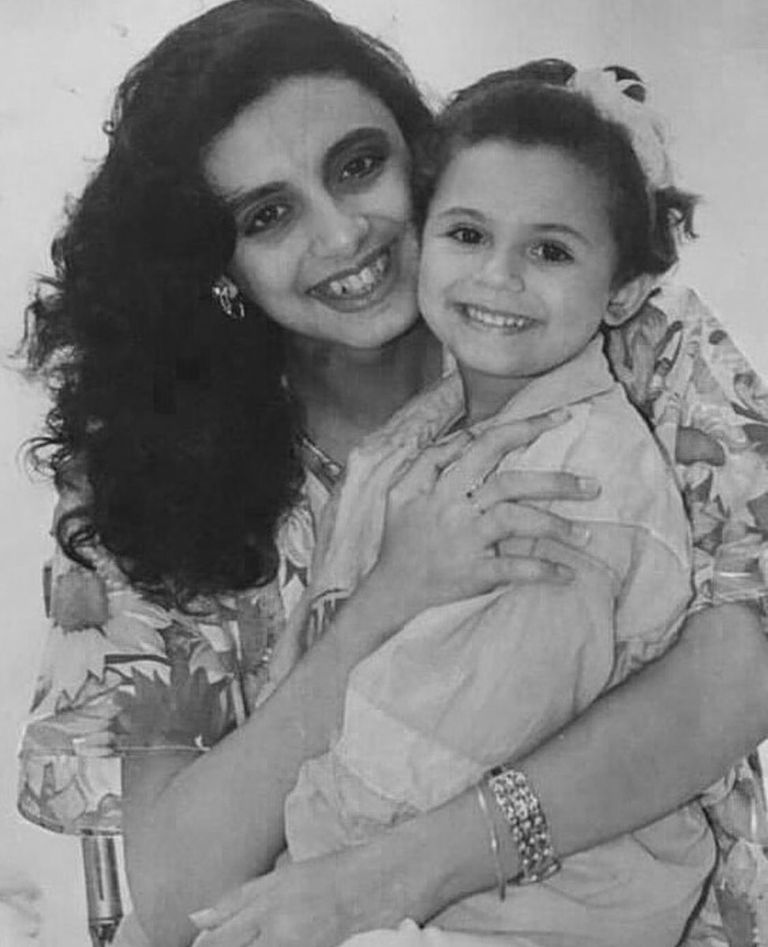 صورة قديمة تجمع بين أنغام وشقيقتها الصغرى غنوة غنوة محمد سليمان