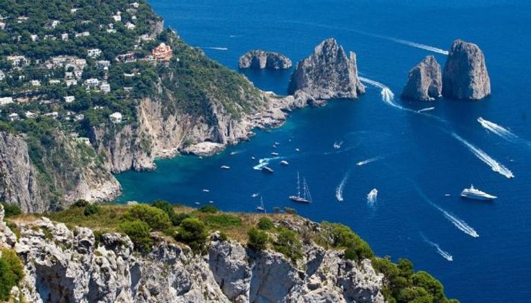 جزيرة كابري.. جوهرة التاريخ الإيطالية ووجهة مشاهير العالم