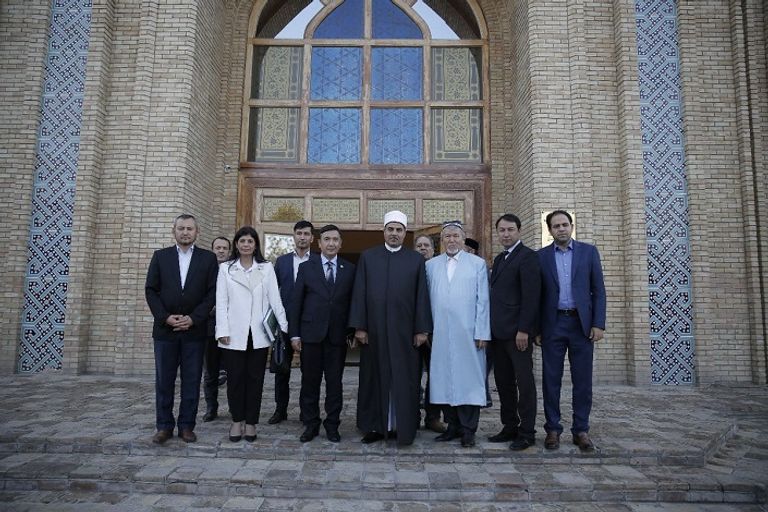 رئيس جامعة الأزهر خلال زيارته مركز الإمام البخاري رئيس جامعة الأزهر ومدير مركز الإمام البخاري خلال توقيع مذكرة التفاهم