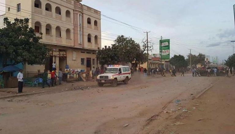 سيارة إسعاف قرب موقع التفجيرين بمدينة بيدوا الصومالية