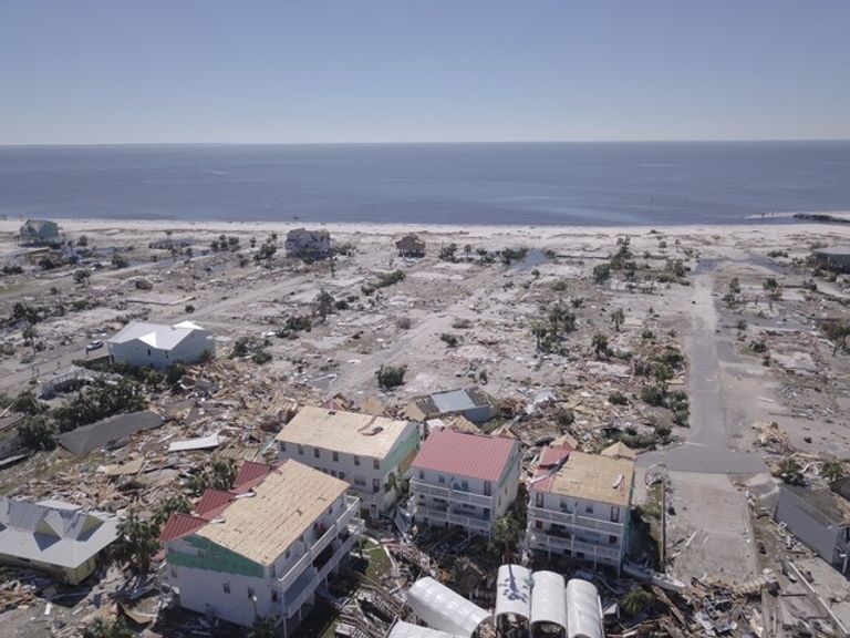 الإعصار مايكل يخلف أضرارا كبيرة في بلدة مكسيكو بيتش