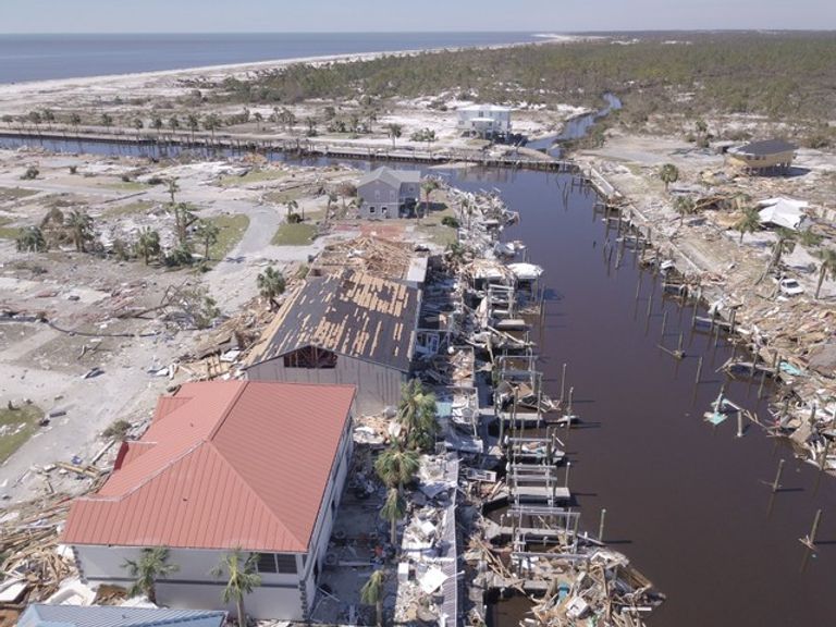 الإعصار مايكل يخلف أضرارا كبيرة في بلدة مكسيكو بيتش