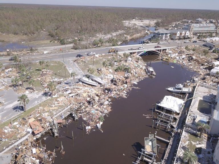 الإعصار مايكل يخلف أضرارا كبيرة في بلدة مكسيكو بيتش