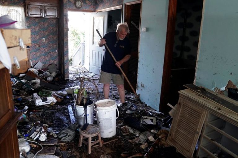 الإعصار مايكل يخلف أضرارا كبيرة في بلدة مكسيكو بيتش