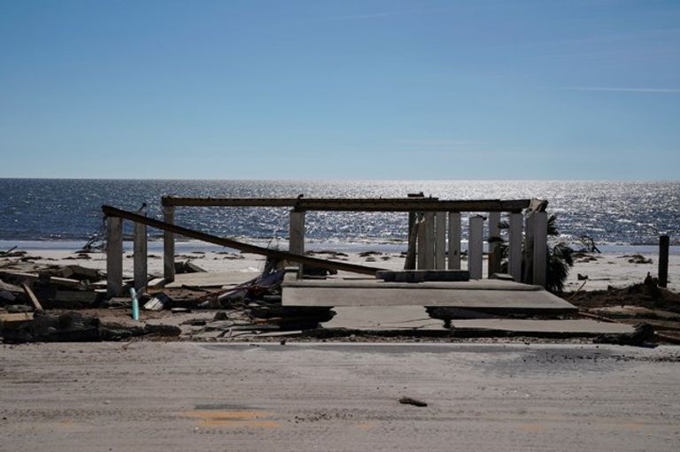 الإعصار مايكل يخلف أضرارا كبيرة في بلدة مكسيكو بيتش