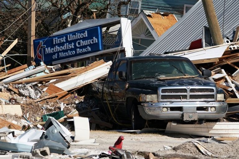 الإعصار مايكل يخلف أضرارا كبيرة في بلدة مكسيكو بيتش