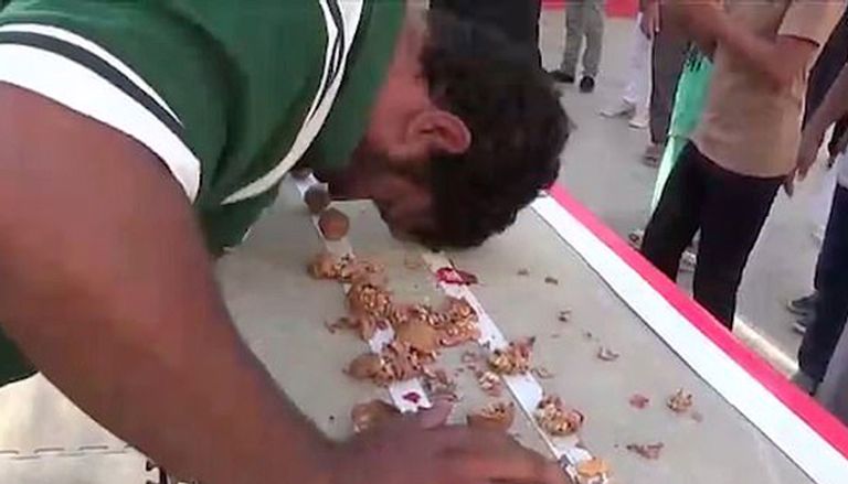 باكستاني يحرز رقم قياسي بكسره ٢٤٧ حبة جوز برأسه باكستاني يحرز رقما قياسيا بكسره ٢٤٧ حبة جوز برأسه