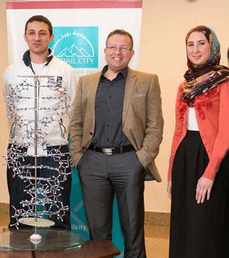 د.شريف الخميسي يتوسط الفريق البحثي تطوير عقار معالج للسرطان - صورة أرشيفية