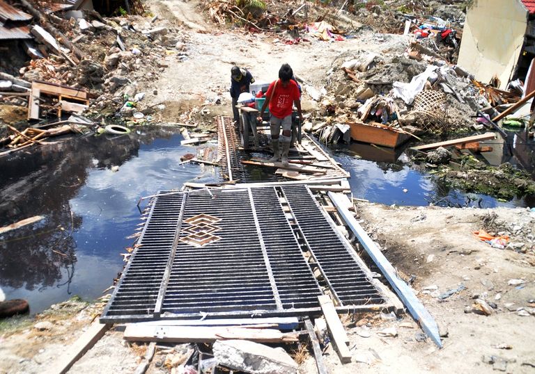 سيول وانهيارات أرضية تقتل 21 وتدمر مئات المنازل بإندونيسيا