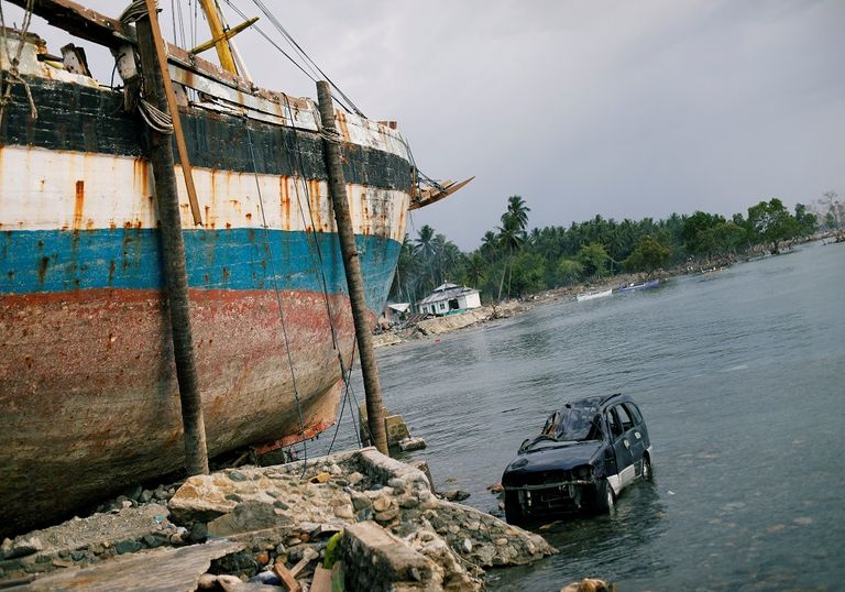 سيول وانهيارات أرضية تقتل 21 وتدمر مئات المنازل بإندونيسيا