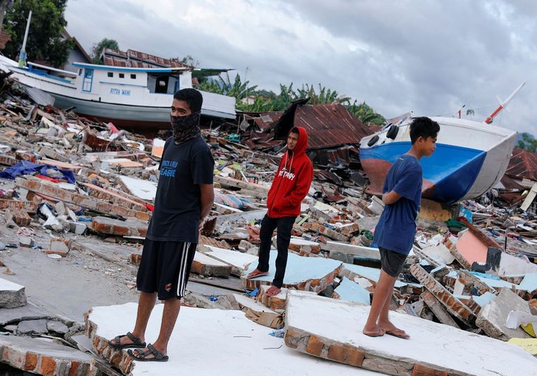 سيول وانهيارات أرضية تقتل 21 وتدمر مئات المنازل بإندونيسيا