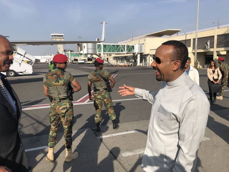آبي أحمد يستقبل أفورقي آبي أحمد يستقبل الرئيس الإريتري في أديس أبابا