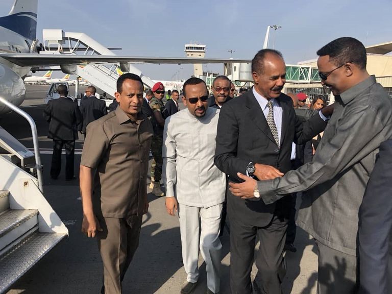 جانب من استقبال أفورقي في مطار أديس أبابا آبي أحمد يستقبل الرئيس الإريتري في أديس أبابا