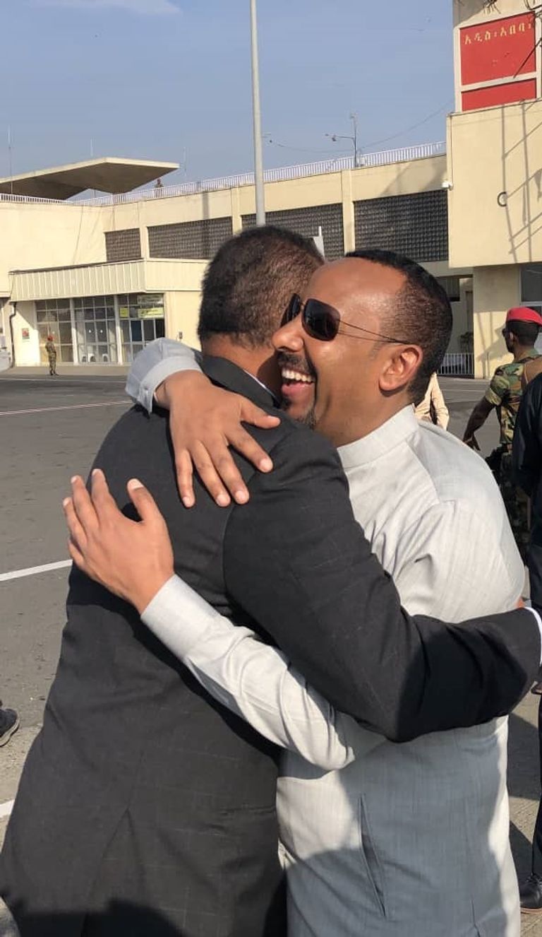 جانب من استقبال أفورقي في مطار أديس أبابا آبي أحمد يستقبل الرئيس الإريتري في أديس أبابا