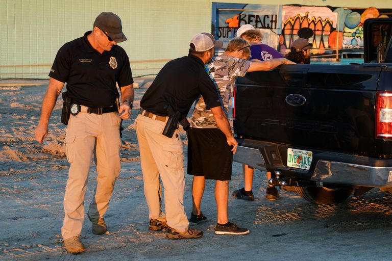 كلاب مدربة تشارك في البحث عن ناجين بعد إعصار مايكل بأمريكا