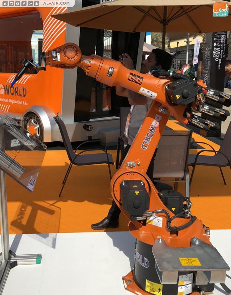 تعرض عدد من الشركات والجهات أحدث ابتكاراتها في