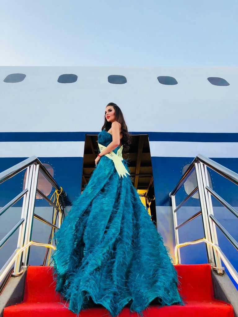 فستان من توقيع المصممة العالمية الإماراتية منى المنصوري ملكة جمال أوكرانيا ترتدي فستانا للمصممة الإماراتية منى المنصوري