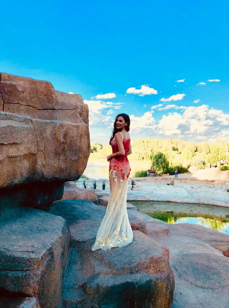 ملكة جمال أوكرانيا ترتدي فستانا للمصممة الإماراتية منى المنصوري