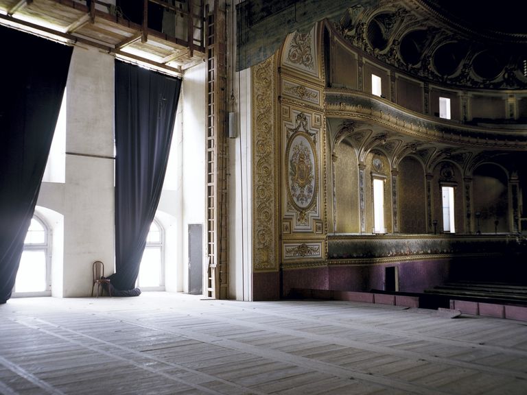 مسرح الشيخ خليفة بن زايد بباريس