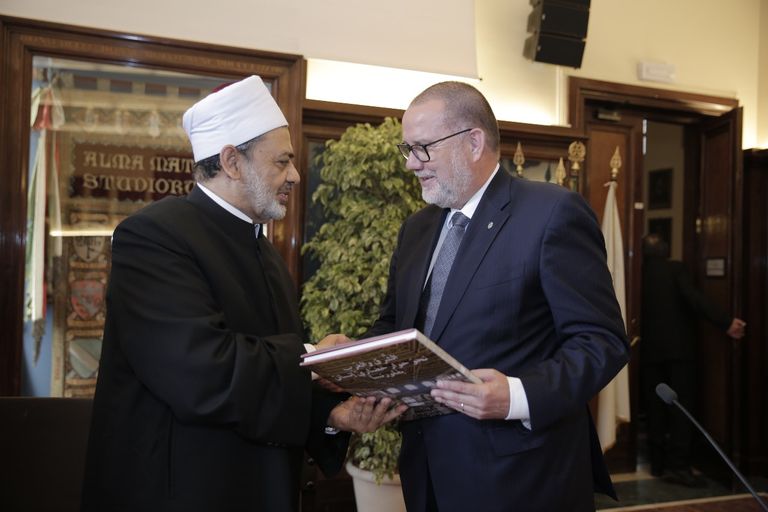 جامعة "بولونيا" الإيطالية تقلد شيخ الأزهر أرفع وسام أكاديمي