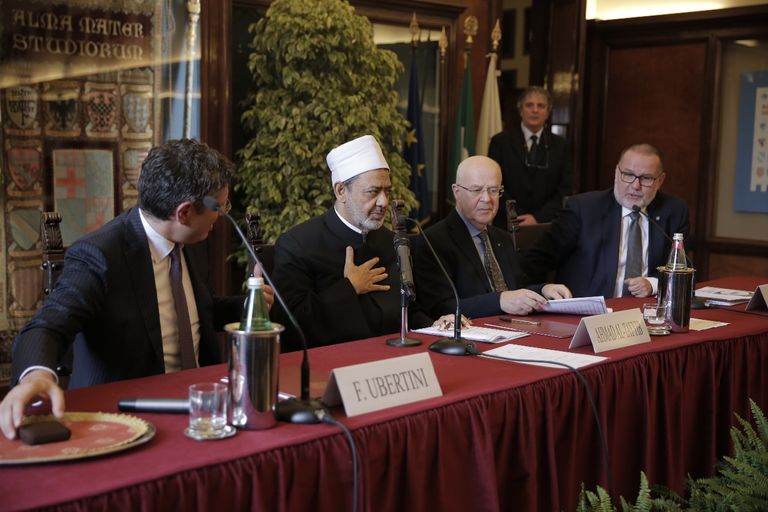 جامعة "بولونيا" الإيطالية تقلد شيخ الأزهر أرفع وسام أكاديمي