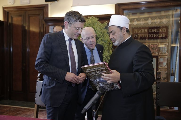 جامعة "بولونيا" الإيطالية تقلد شيخ الأزهر أرفع وسام أكاديمي