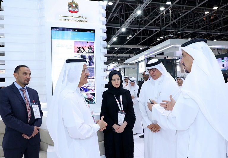 المنصوري يزور منصة وزارة الاقتصاد في جيتكس دبي 2018