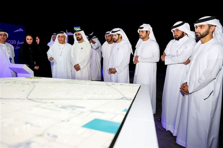 محمد بن راشد يطلع على سير العمل في مشروع مسار 2020 لمترو دبي
