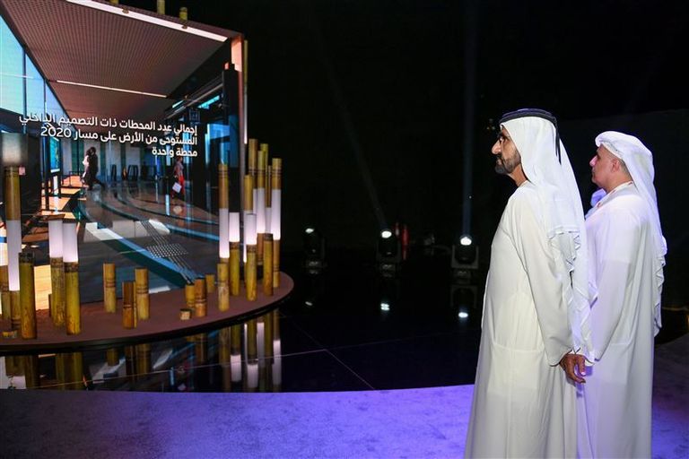 محمد بن راشد يطلع على سير العمل في مشروع مسار 2020 لمترو دبي