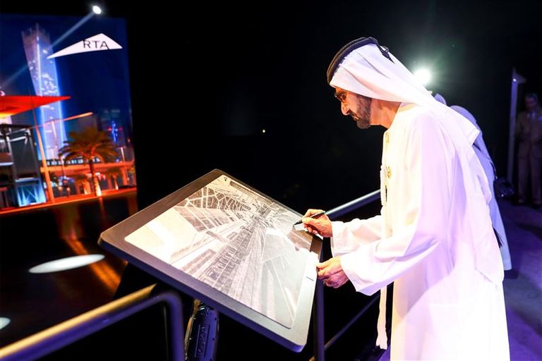 محمد بن راشد يطلع على سير العمل في مشروع مسار 2020 لمترو دبي