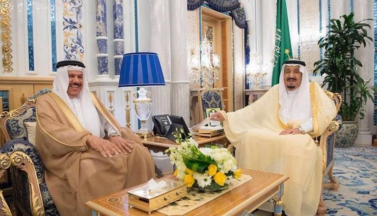 الملك سلمان بن عبدالعزيز آل سعود والدكتور عبداللطيف الزياني - أرشيفية
