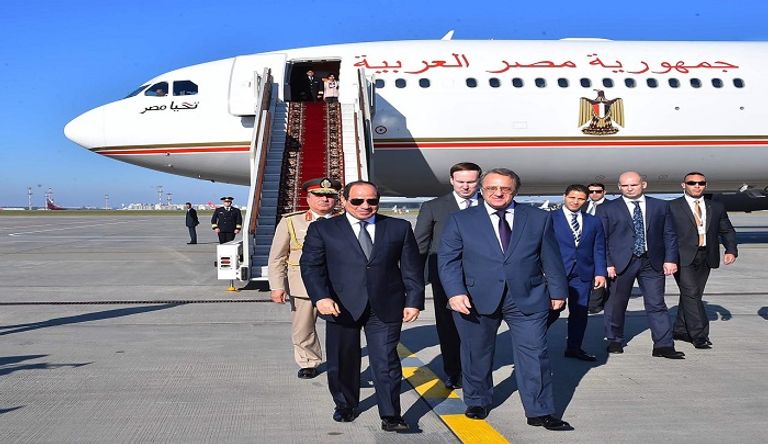 لحظة وصول السيسي إلى روسيا الرئيس المصري عبدالفتاح السيسي بعد وصوله إلى روسيا