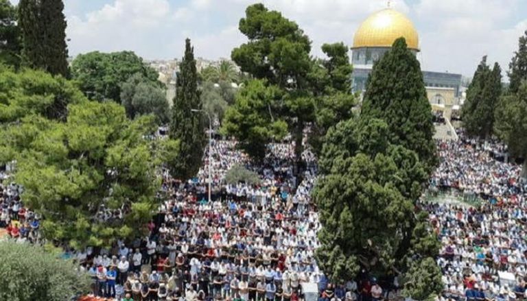 آلاف الفلسطينيين يؤدون صلاة الجمعة بالقدس