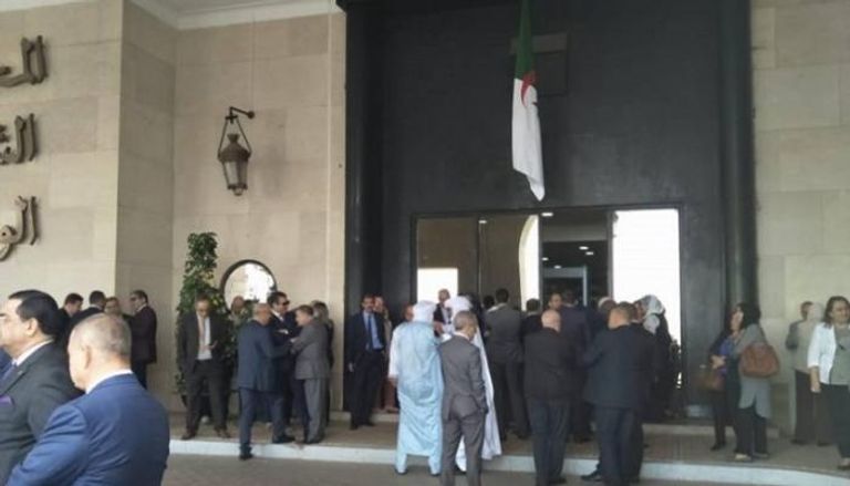 نواب أحزاب الموالاة يغلقون مقر البرلمان الجزائري